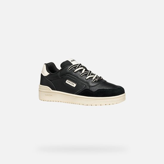 Zwarte Geox sneaker met wit-zwarte veters, suède accenten en beige zool, op een witte achtergrond.