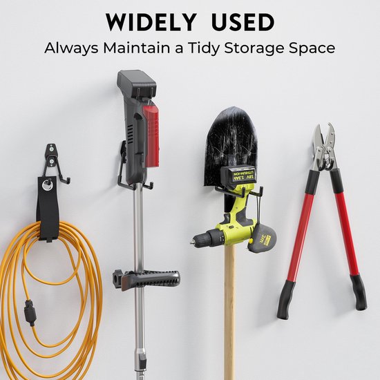 Gereedschap dat aan een muur hangt, waaronder een grastrimmer, schoffel, boormachine, schep en snoeischaar. Tekst "WIDELY USED" bovenaan.
