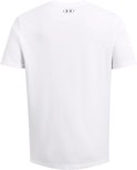 Achterkant van een wit sportshirt met een klein grijs Under Armour logo op de nek.