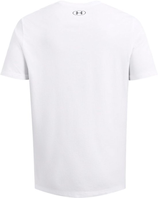 Achterkant van een wit sportshirt met een klein grijs Under Armour logo op de nek.