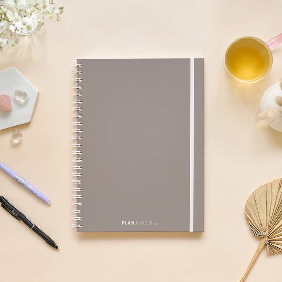 Planjeweek.nl | Prikkelarme A4 weekplanner Taupe planboek / prikkelplanner / werkplanner met ringband - jouw rustige weekoverzicht + maandoverzicht | Planner ideaal bij ADHD en burn-out | Plan jouw tijd & energie per kwartier!