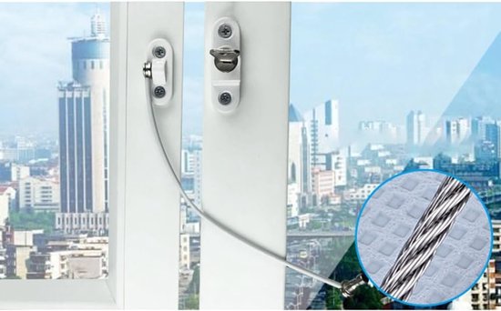 Witte raamsluiting met staalkabel op een raam met uitzicht op een stad.