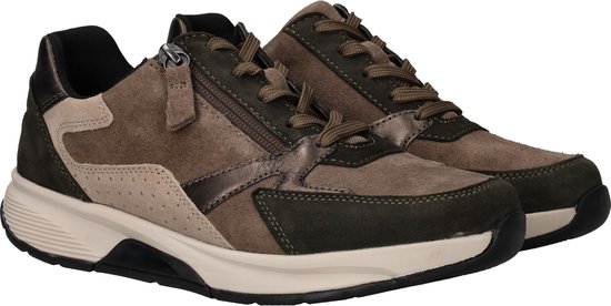 Twee bruine Gabor sneakers met veters, rits en contrasterende panelen.