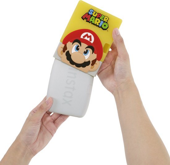 Gele Instax mini printer met Super Mario-logo en Mario's gezicht, vastgehouden in handen. Een print van Mario wordt uitgeworpen.