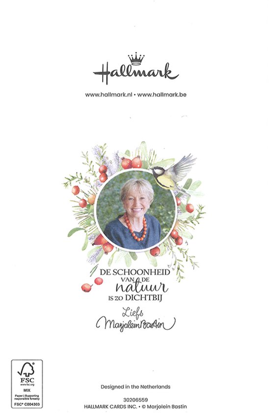 Achterkant van een wenskaart met een foto van een lachende vrouw en een vogel in een krans. Tekst: 'De schoonheid van de natuur is zo dichtbij'.