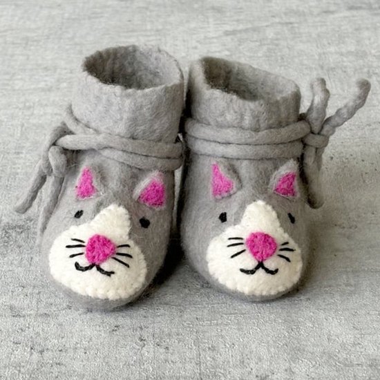 Grijze vilten babyslofjes met kattengezicht en roze oortjes, met veters.