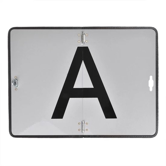 Zilverkleurig markeringsbord met grote zwarte letter A, zwart frame en scharnieren.