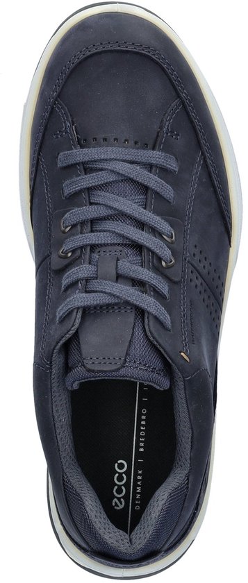 Donkerblauwe Ecco sneaker met veters, perforaties en witte zool, van bovenaf gezien.