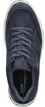 Donkerblauwe Ecco sneaker met veters, perforaties en witte zool, van bovenaf gezien.