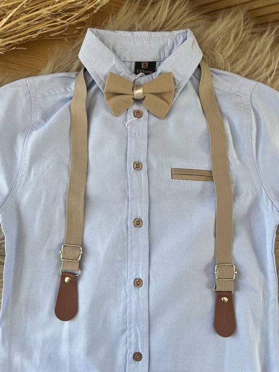 Lichtblauw overhemd met beige vlinderdas en bretels.