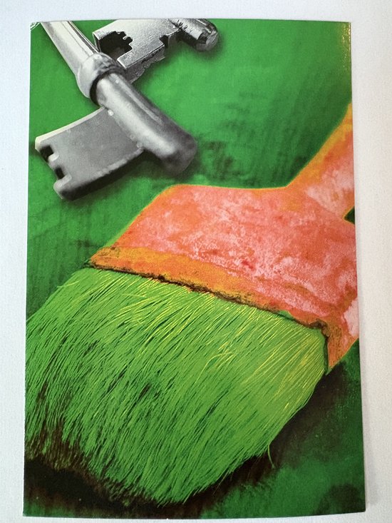 Een oranje verfkwast met groen haar ligt naast twee zilveren sleutels op een groene achtergrond.