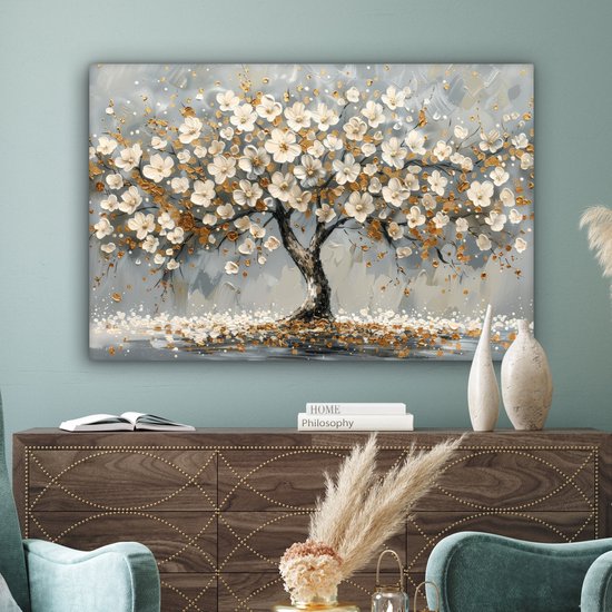 Schilderij van een boom met witte en gouden bloesems tegen een grijze achtergrond, met bloesems op de grond.