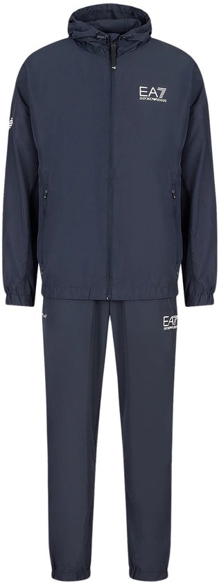 Een marineblauw EA7 trainingspak, van voren en achteren gezien, met capuchon en EA7 logo.