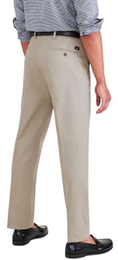 Achterkant van een man in beige Dockers broek met zwart leren riem en zwart overhemd.