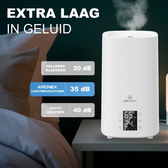 Witte Aironex luchtbevochtiger met stoom en digitaal display, geplaatst in een donkere slaapkamer. Ernaast staan de geluidsniveaus: 'Vallende bladeren 20 dB', 'Aironex luchtbevochtiger 35 dB', 'Zacht gesprek 40 dB'.