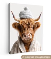Canvas schilderij 90x120 cm - Wanddecoratie badkamer Schotse hooglander - Badjas - Koe - Dieren - Muurdecoratie WC - Decoratieve accessoires - Toilet muur decoratie - Schilderijen op canvas