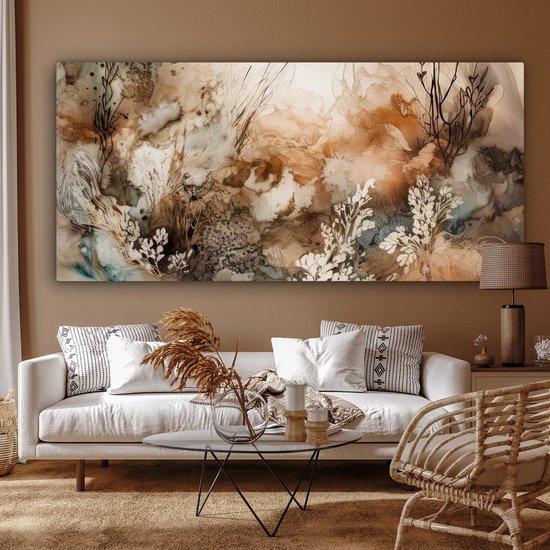 Abstract schilderij in beige, bruin en wit met bloemachtige en takvormige details. Hangt boven een bank in een bruin getinte woonkamer.