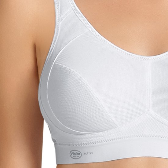 Detailopname van een witte sportbeha met naden en logo.
