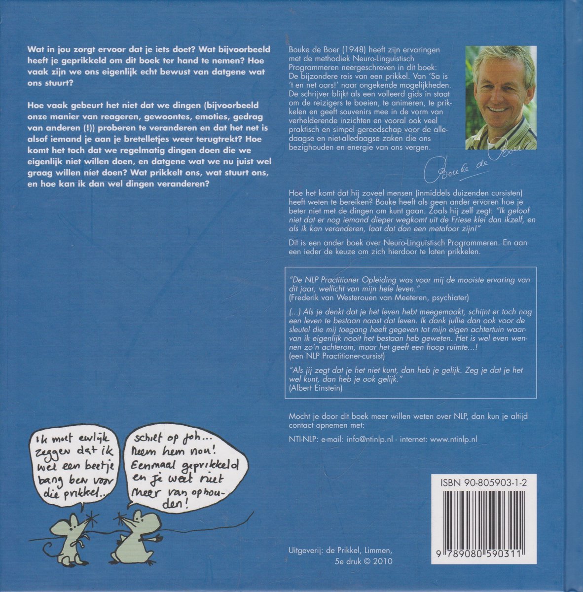 Foto van Bouke de Boer, auteur van 'De Bijzondere Reis Van Een Prikkel', lachend, gekleed in een blauw overhemd.