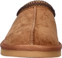 Achterkant van een bruine suède pantoffel met sierstiksel en een decoratieve bies.