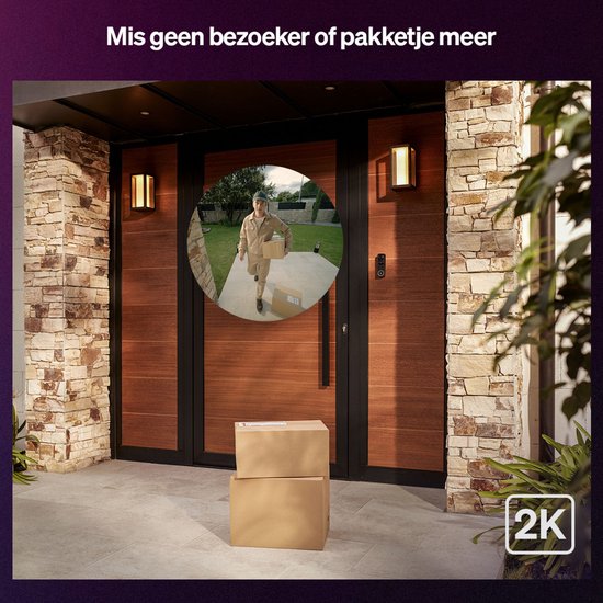 Bewegende beelden van een pakketbezorger bij een dubbele houten deur met Hue videodeurbel.