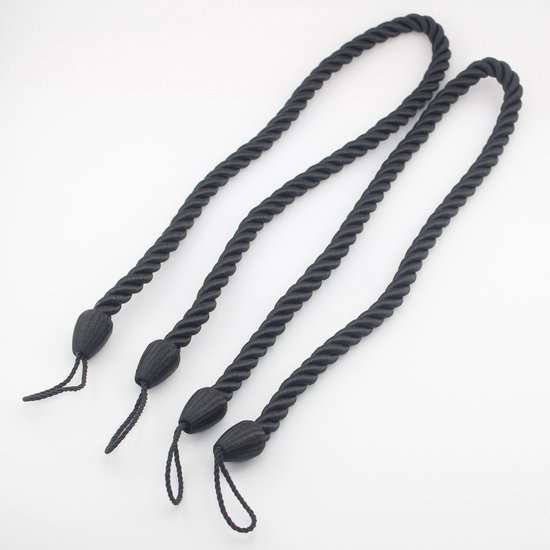Trois cordons torsadés noirs avec une boucle et une décoration torsadée à l'extrémité.