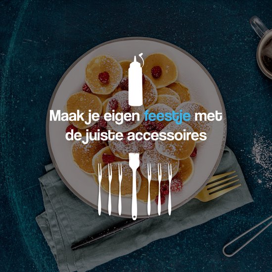 Een bord met poffertjes, frambozen en poedersuiker, met een doseerfles en zes vorkjes.