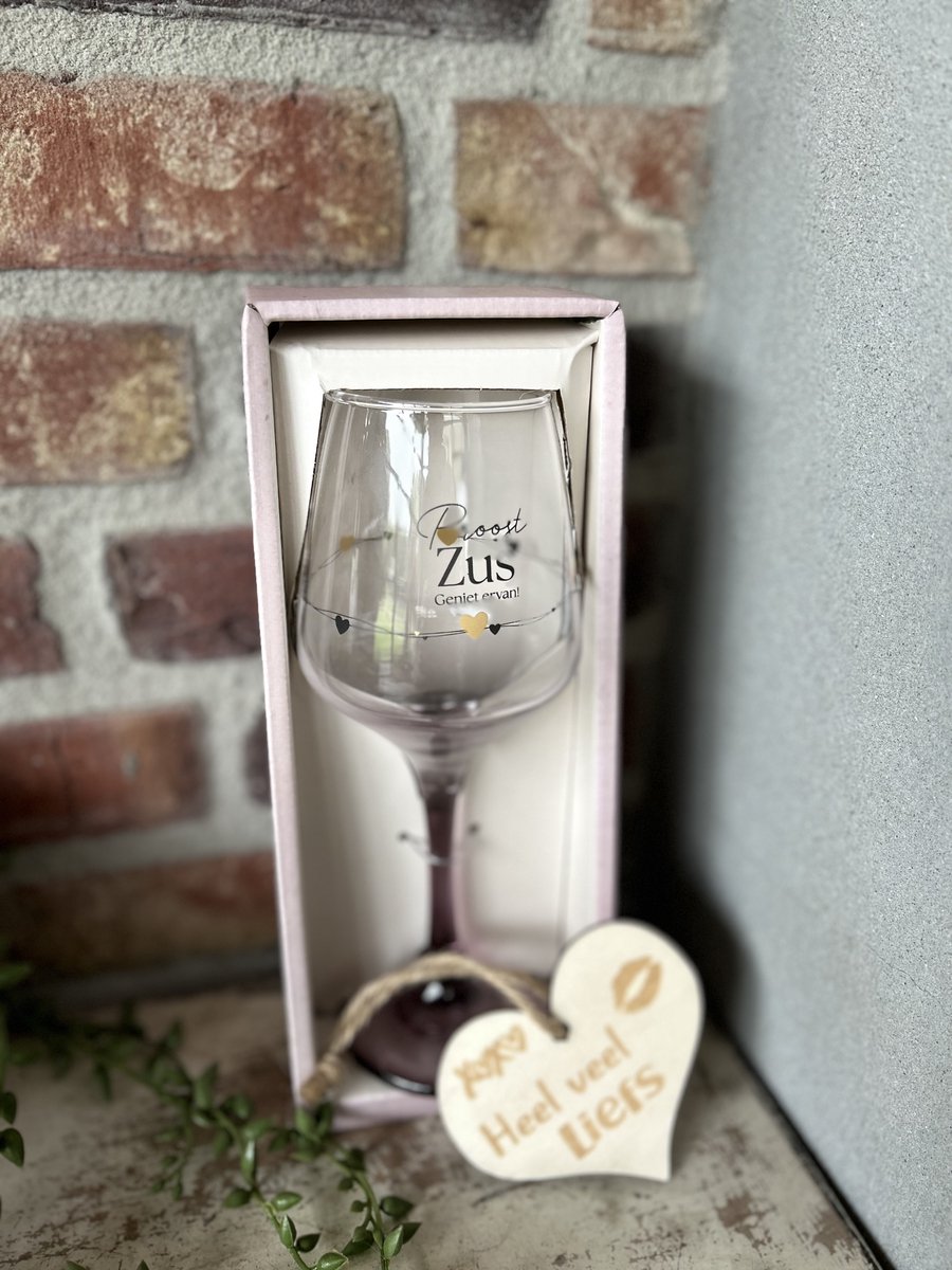Creaties van Hier - Cadeau pakket Wijnglas met de tekst Zus met houten hartje - 21 x 8,2 cm - Glas