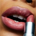Lippen met MAC Satin Lipstick in de kleur Twig, een roze-bruine tint.