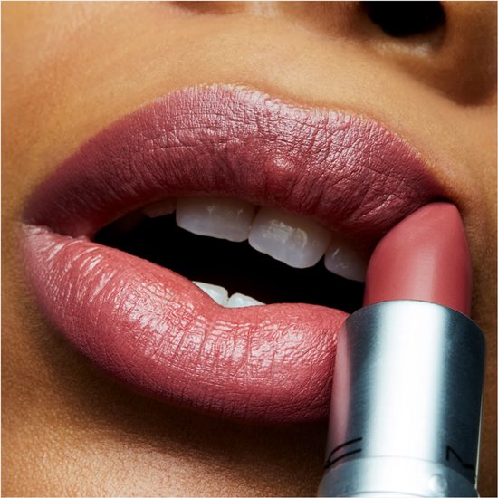 Lippen met MAC Satin Lipstick in de kleur Twig, een roze-bruine tint.