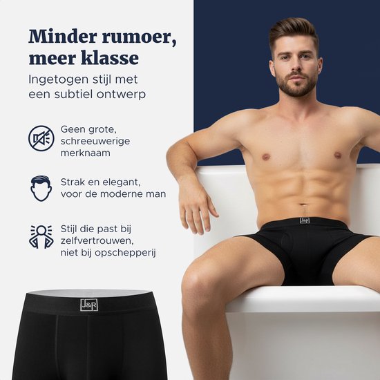 Man in zwarte boxershorts met J&R logo op de band. Zijkant met tekst.