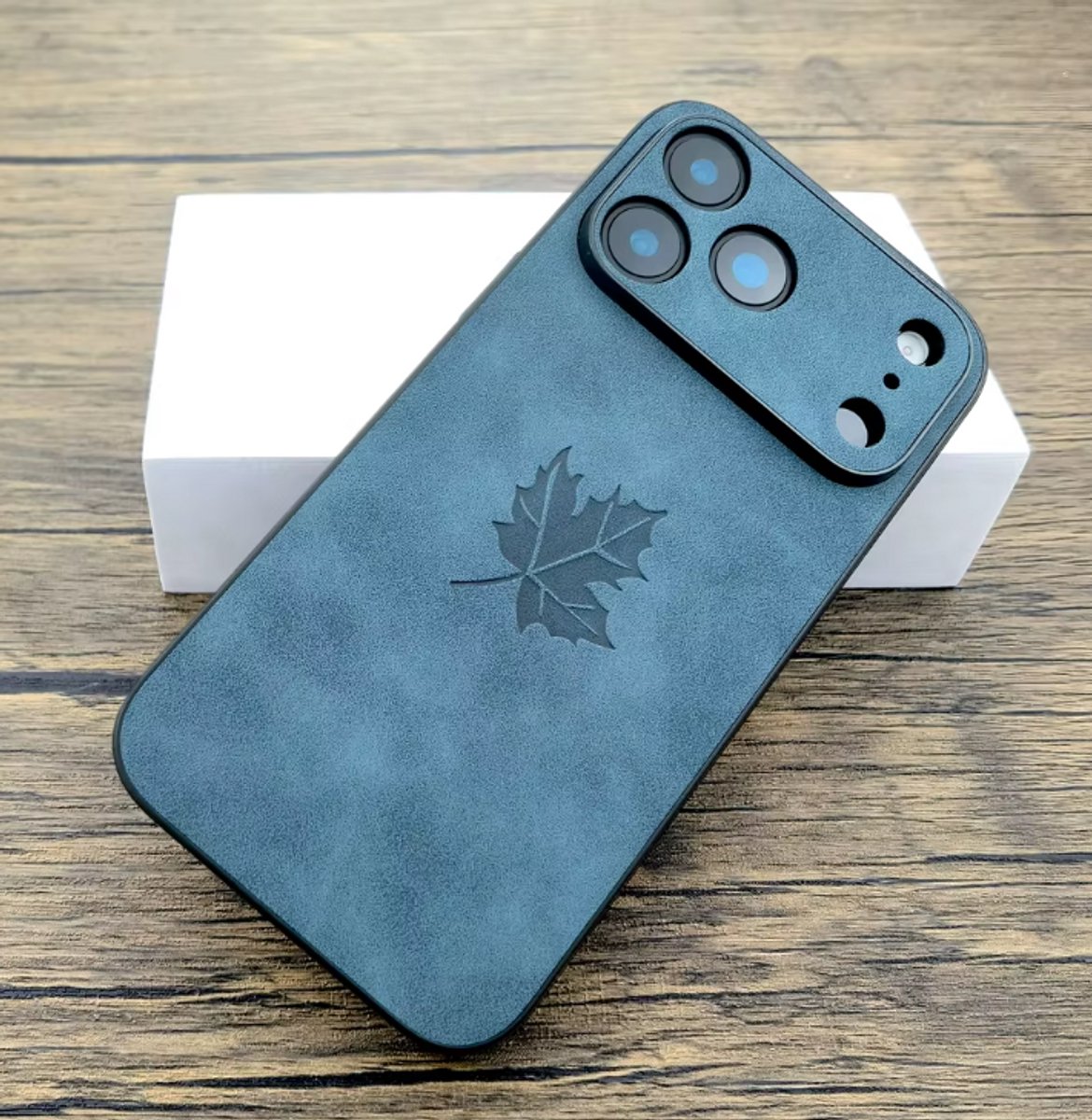 Telefoonhoesje iPhone 17 – Donkerblauw – Esdoornblad Design – PU leer