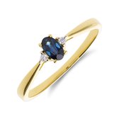 Damesring van 14 karaat geelgoud met een ovale blauwe saffier en twee kleine diamanten.