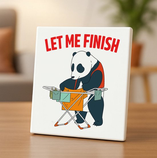 Un panda avec un tablier orange repasse avec le texte "LET ME FINISH" au-dessus.