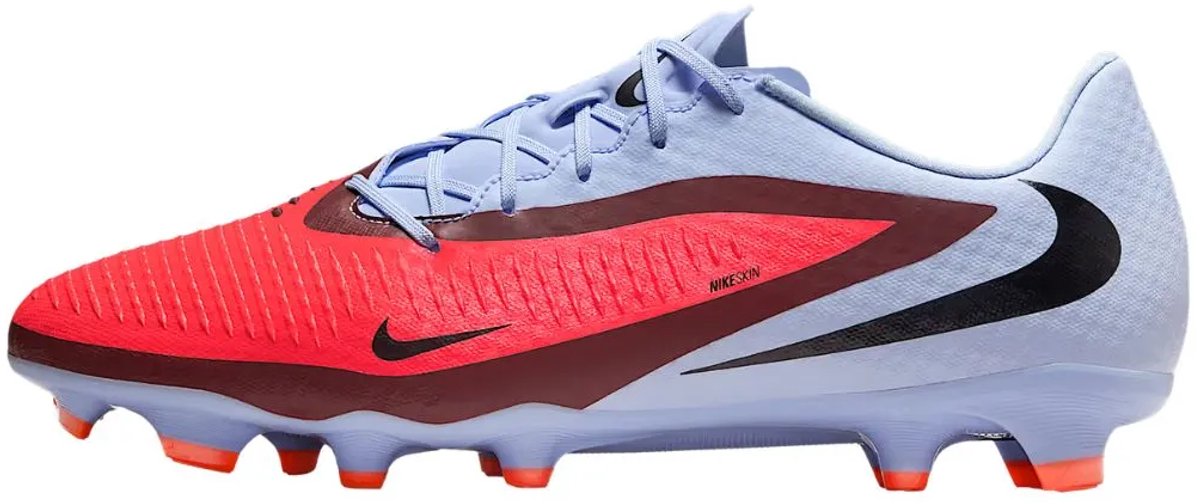 Nike Phantom 6 Low Academy voetbalschoenen in blauw en rood, ontworpen voor precisie en nauwkeurigheid bij schoten.