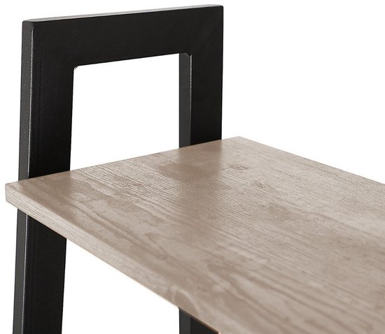 Close-up van de bovenste hoek van een greige ladderrek met een zwart metalen frame.