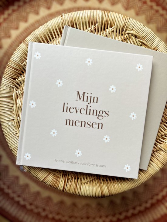 Lichtgrijs omslag met witte madeliefjes en de tekst "Mijn lievelingsmensen. Het vriendenboek voor volwassenen."