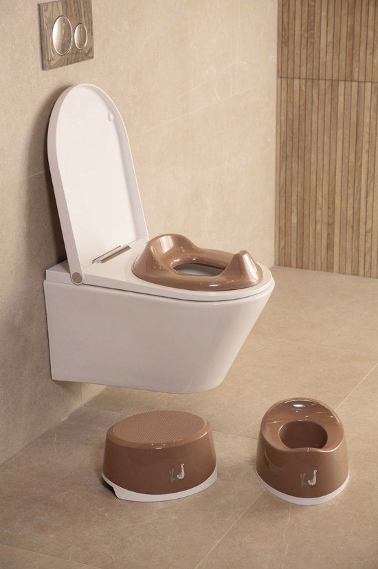 Bruin opstapje en potje met gans-decoratie naast een toilet met bruine toiletring.