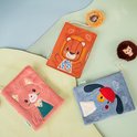 Drie stoffen boekjes: een roze met kat, een oranje met leeuw, en een lichtblauw met hond. Met egel speeltje.