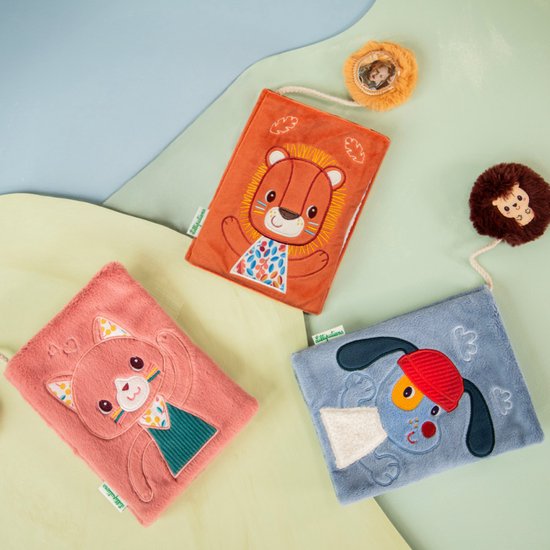 Drie stoffen boekjes: een roze met kat, een oranje met leeuw, en een lichtblauw met hond. Met egel speeltje.