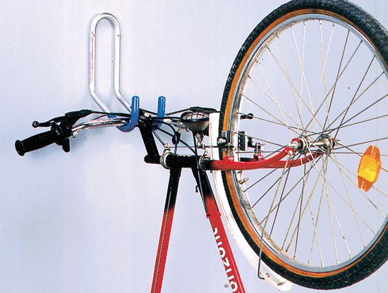 Zilverkleurige haak met blauwe uiteinden ondersteunt het stuur van een fiets.