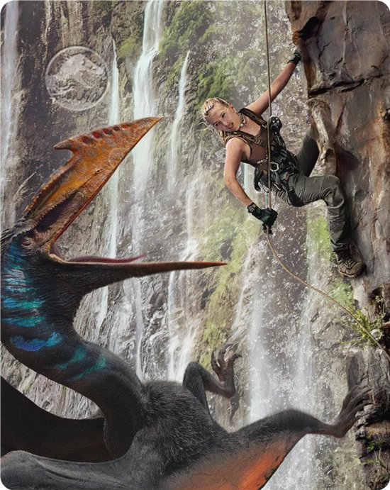Een vrouw klimt langs een rotswand met een waterval, terwijl een vliegend dinosaurus-achtig wezen nadert.