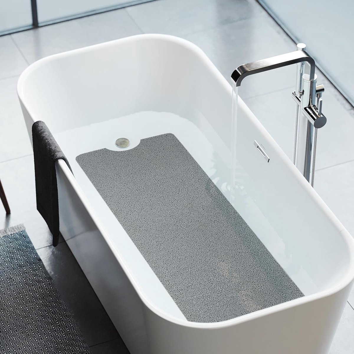 Famanu - Antislip badmat 100 x 40 cm, extra lange douchematten voor binnendouche, zachte PVC loofah badmat met afvoer, sneldrogende douchemat voor natte ruimte, zonder zuignap, grijs