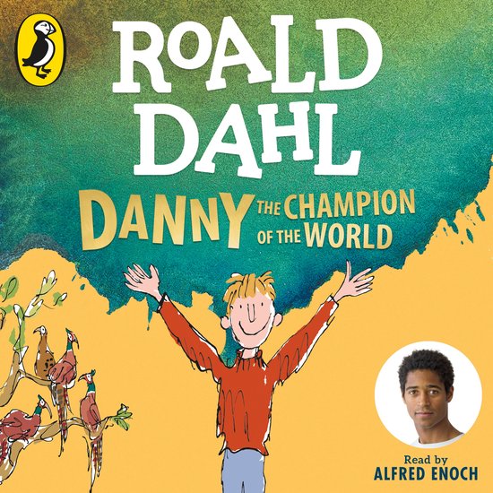 Boekomslag "Roald Dahl Danny the Champion of the World", met een jongen met zijn armen wijd, een boom met fazanten, en een portret van Alfred Enoch.
