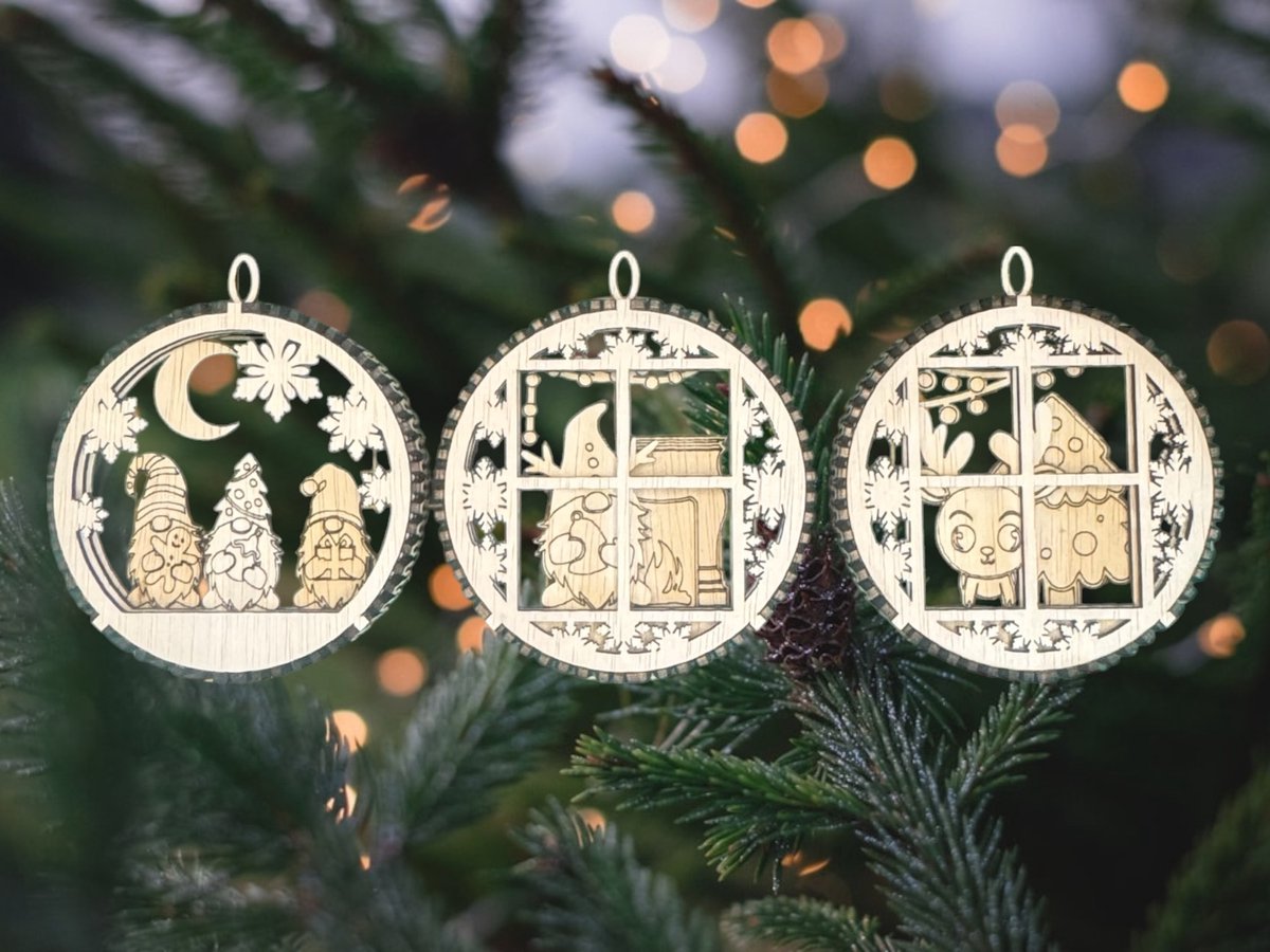Kerst ornamenten en kerstballen in verschillende kleuren en stijlen.