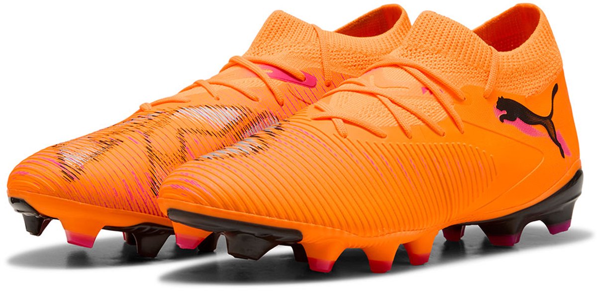Puma Future 8 Match FG/AG voetbalschoenen voor dames in feloranje, met een lichtgewicht mesh bovenwerk en opvallende details.