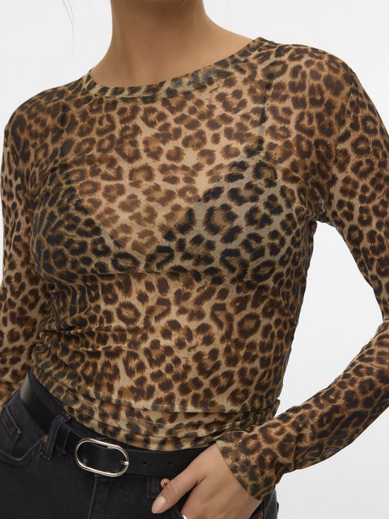 Bruin mesh top met lange mouwen en luipaardprint, gedragen door een model.