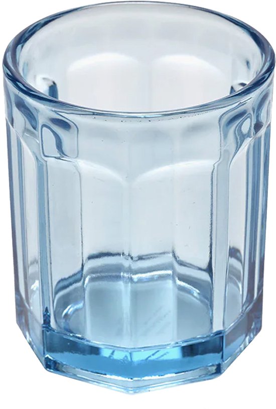Een lichtblauw glazen waterglas met facetten. Het glas heeft een achthoekige basis.