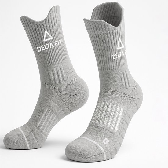 Une paire de chaussettes de course grises avec des accents blancs et le logo "DELTA FIT", debout sur fond blanc.