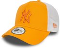 Casquette trucker New Era orange avec logo NY Yankees, côtés en mesh blanc et fermeture réglable.